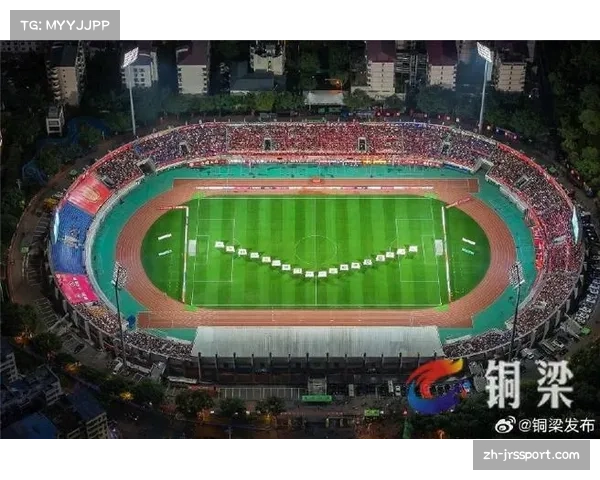 重庆铜梁龙实行双主场制，龙兴足球场与铜梁龙体育场交替使用